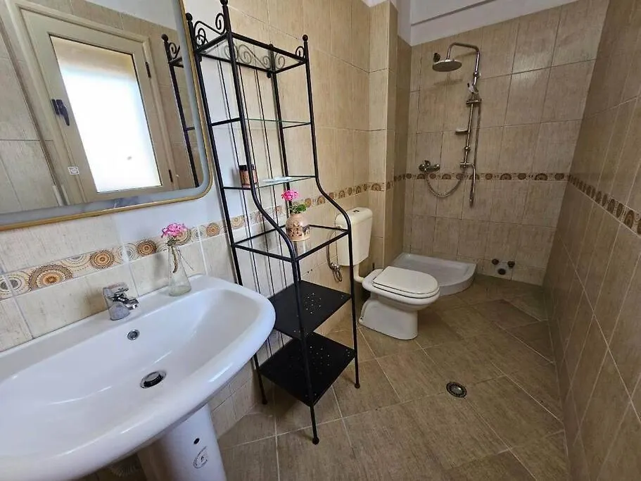 Cozy Apartment In City Center Himare 0*,