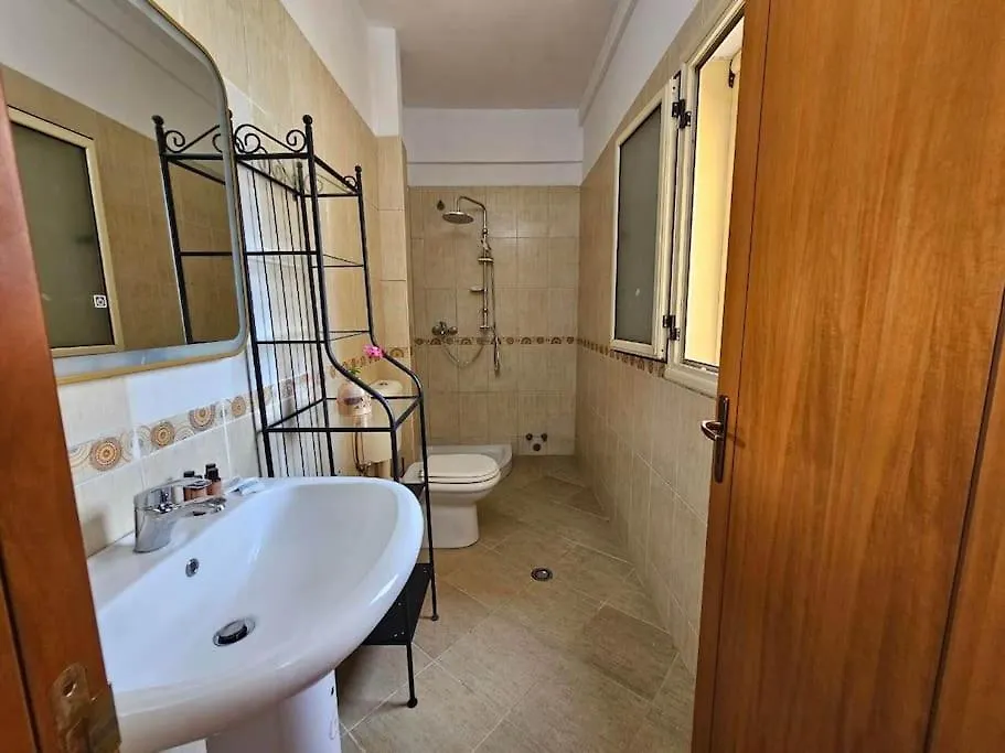 Cozy Apartment In City Center Himare