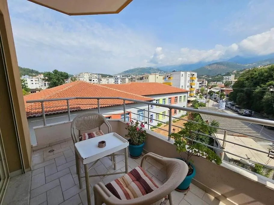 Cozy Apartment In City Center Himare