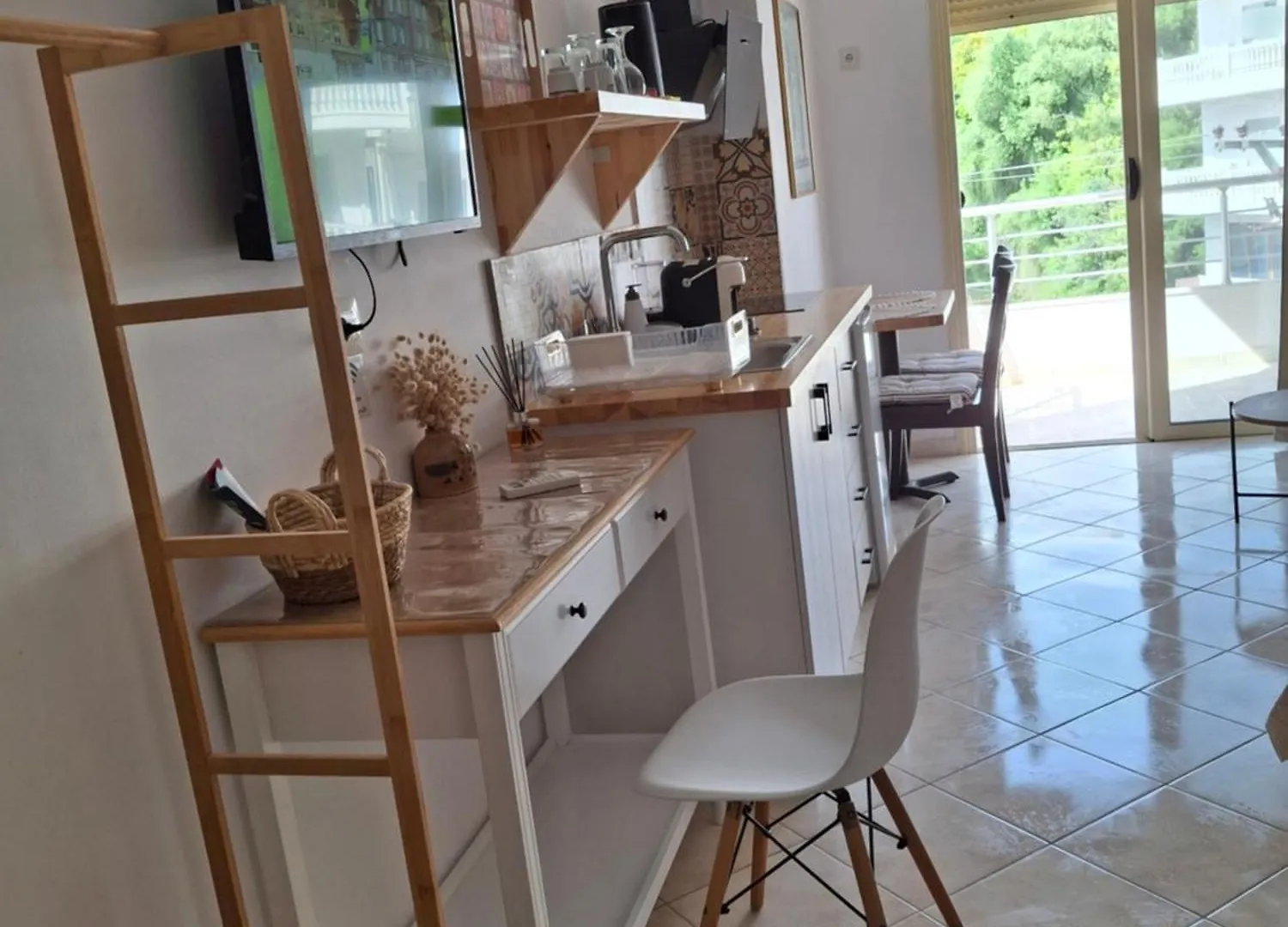 Cozy Apartment In City Center Himare